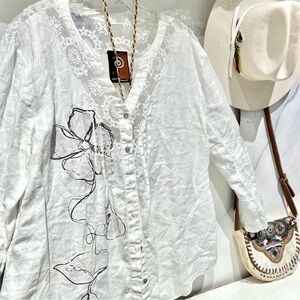 EDIN linen lace boho blouse w floral accent & adjustable sleeves w vacay vibe